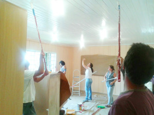 Pais do 5º ano realizam a pintura da sala. Fotografia por Andrea Barreto P.